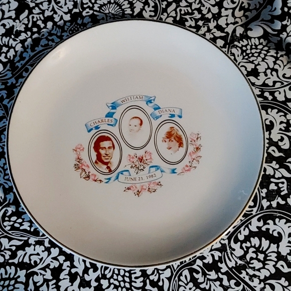 HOST SPECIAL Decorative royal plate - Picture 1 of 3